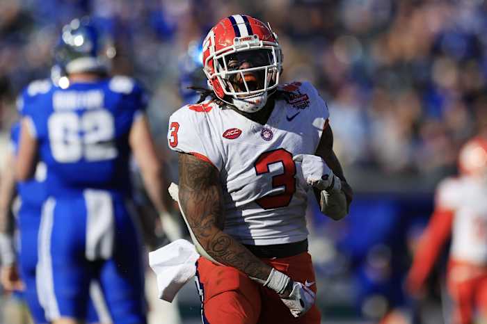 The Las Vegas Raiders could add an experienced edge defender in Clemson's Xavier Thomas in the 2024 NFL Draft.